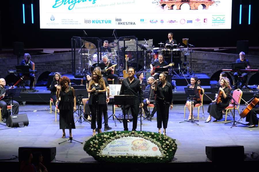 İBB Kent Orkestrası, yerli ezgiler ve dünya müzikleriyle sahnede iz bıraktı